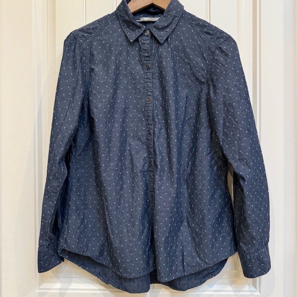 Riders by Lee Blue Chambray Patterned Button Down Shirt. Size M